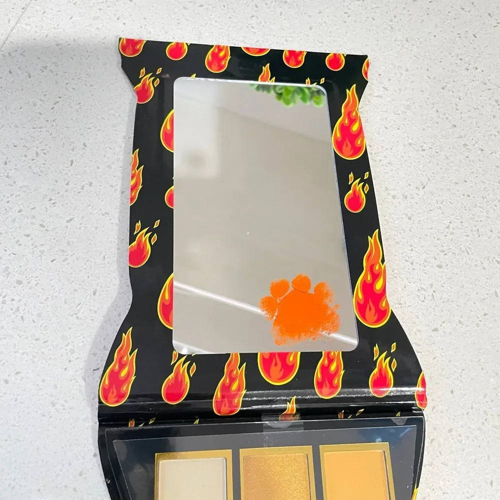 Cheetos‎ Flamin Hot Crunchy Eyeshadow Palette 12 Shades Chester Cheetah Mirror